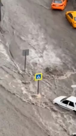 Несколько районов Анкары, столицы Турции, ушли под воду из-за ливней.