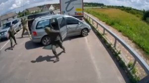 Один с лопатой против толпы ТЦК !!!