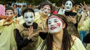 Как стать счастливым: фестиваль уличных театров открылся в Петербурге