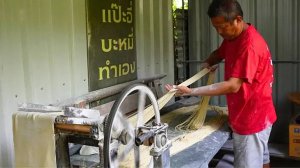 120 лет спустя он все еще готовит лапшу так, как это делал его дедушка.