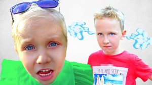 Алиса вредничает и мешает другу! Видео для детей.