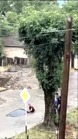 В Нальчике водители пытаются спасти свои авто после наводнения