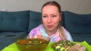 Мукбанг борщ с мазиком, лавашики и салат овощной. Еда на камеру.