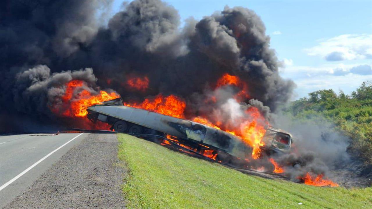 В Омской области столкнулись и загорелись два грузовика, водители погибли