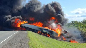 В Омской области столкнулись и загорелись два грузовика, водители погибли