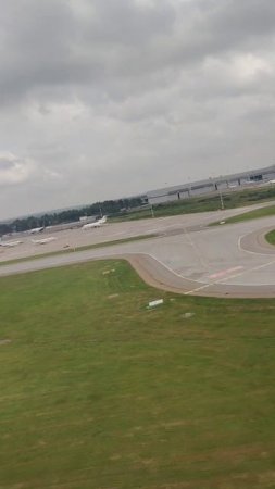 Взлетает🛫