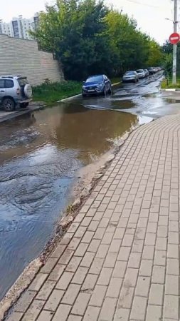 В ЖК "Континент" вторые сутки льётся река. Прорыв устранять никто не торопится.