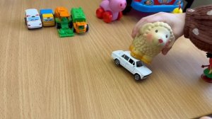 Видео для детей: Алиса играет в игрушки