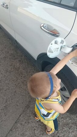 давулик в 2 годика 😂 заправил папе машину 🚔