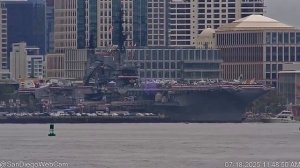 Музейный авианосец CV-41  Midway в Сан-Диего только что пострадал от прогулочного катера.