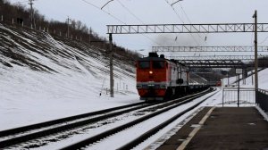 Тепловоз 2ТЭ10М-3087 с составом из фитинговых платформ.