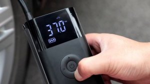 Портативный насос CARSUN для накачивания шин — это беспроводной электрический компрессор с лампой.