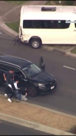 #США Мельбурн, Австралия, полицейский автомобиль намерено сбивает выпрыгнувшего из автомобиля