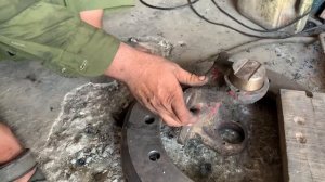 Ремонт приводного вала прицепа для тяжелых грузовиков.