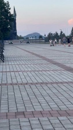 Ездят по пешеходной зоне в парке им. Ленинского Комсомола в Донецке