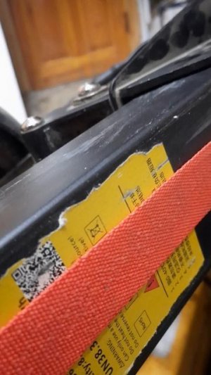 ZAXBOARD ES-8i. Быстросъём для аккумулятора.