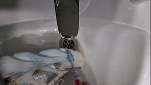 Как убрать жёлтые пятна с белых кроссовок