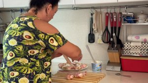 Рецепт шампиньонов, фаршированных творожным сыром, запечённых в беконе на мангале.