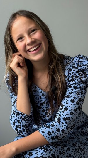 Читает Дарья Мандрыкина Т.ПЕТРОСЯН: «ЗАПИСКА СИДОРОВУ». 
( трогательный рассказ о детской любви)