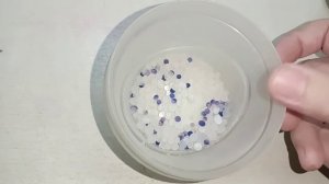 Силикaгелевый впитывающий наполнитeль для кошaчьего туалета.