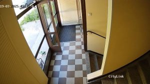 Выставил разбитый унитаз у поезда так ещё поставил возле скамейки Карельская 4 подъезд 5..