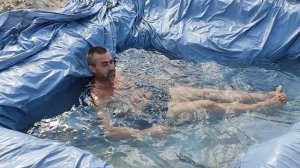 Илюша с Захаром вырыли искусственный пруд. Я опробовал. Освежает!