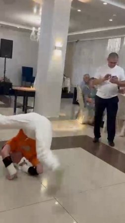 Меня зовут Дмитрий я занимаюсь спортивным видом танца Break Dance выступаю на корпоротивах, свадьбах