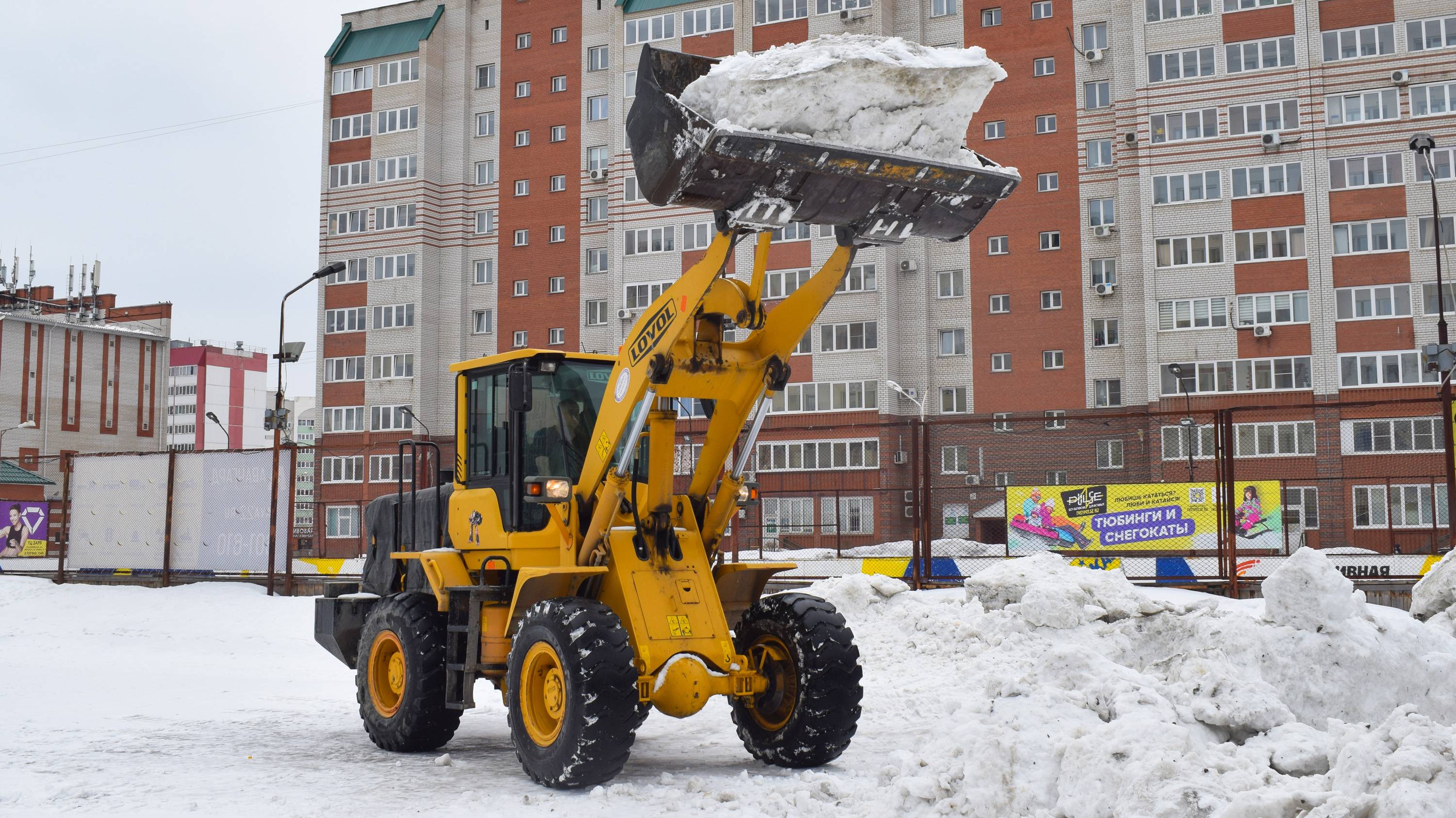 Фронтальный погрузчик Foton Lovol FL935E. Ворошение снега / Front loader Foton Lovol FL935E