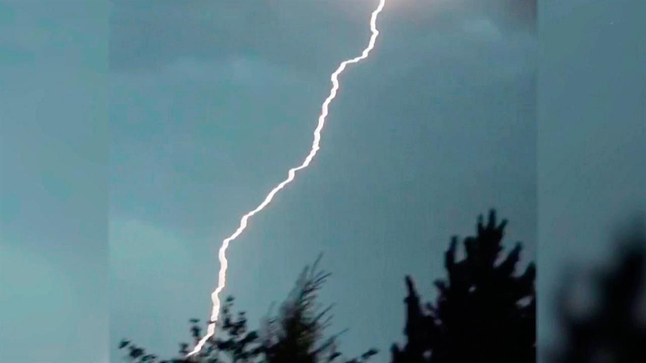 Световое шоу в небе над Красноярском: молния ударила в крышу таунхауса