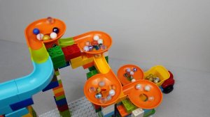 Горка для шариков с воронками - шарики катятся с горки.