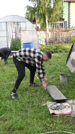 Бордюр своим руками #беседка #дача #бетон #бордюр #тротуарнаяплитка