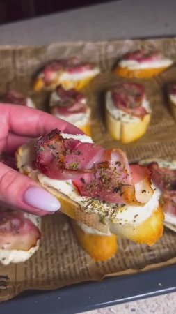 Брускетты с беконом — простая горячая закуска для компании 🔥🥖