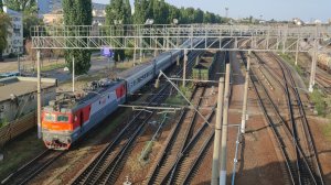 Электровоз ЭП1-250 с пассажирским поездом №515 Ижевск – Анапа / станция Саратов-3 / 19.07.2025 г.