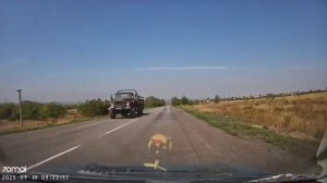 Вот такие водятлы на дорогах! Летел лоб в лоб, пришлось на обочину съезжать