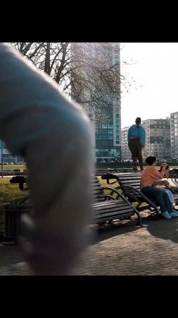 Девочка совсем не касается земли!