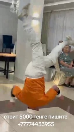 Меня зовут Дмитрий я занимаюсь спортивным видом танца Break Dance выступаю на корпоротивах, свадьбах