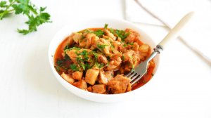 Тушеная курица на сковороде