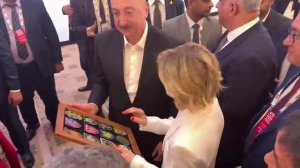 Украинская журналистка дарит азербайджанскому президенту шевроны ВСУ