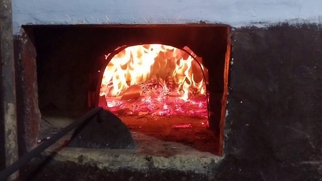 Как красиво горит огонь в печи!