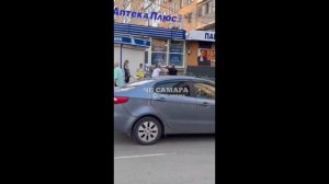 В Самаре на улице Ленина, д. 16, этнические торговцы напали на людей, которые попросили сертификаты