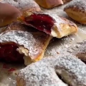 ВИШНЕВЫЕ СЛОЙКИ