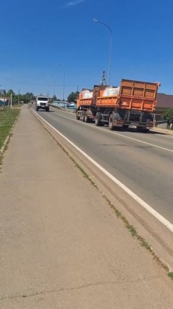 Грузовик камаз едет по дороге