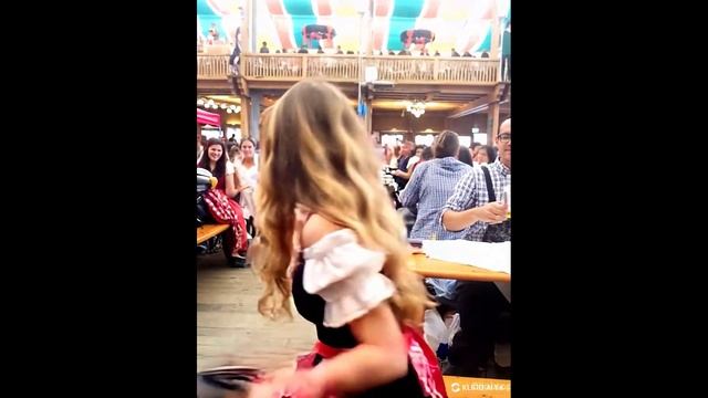 Standard_Mode_a_beautiful_European_girl_s_hair смотреть онлайн