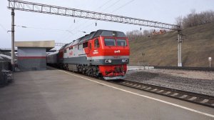Тепловоз ТЭП70БС-257 с поездом "Калина красная" и пролёт турбовинтового самолёта.