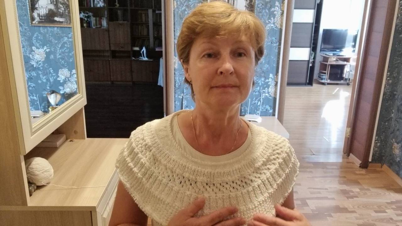 Начала вязать летнюю кофточку