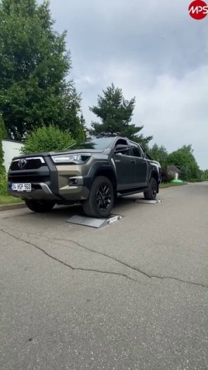 Toyota Hilux против GWM Poer: тест роликами. Полный привод решает, резина имеет значение!