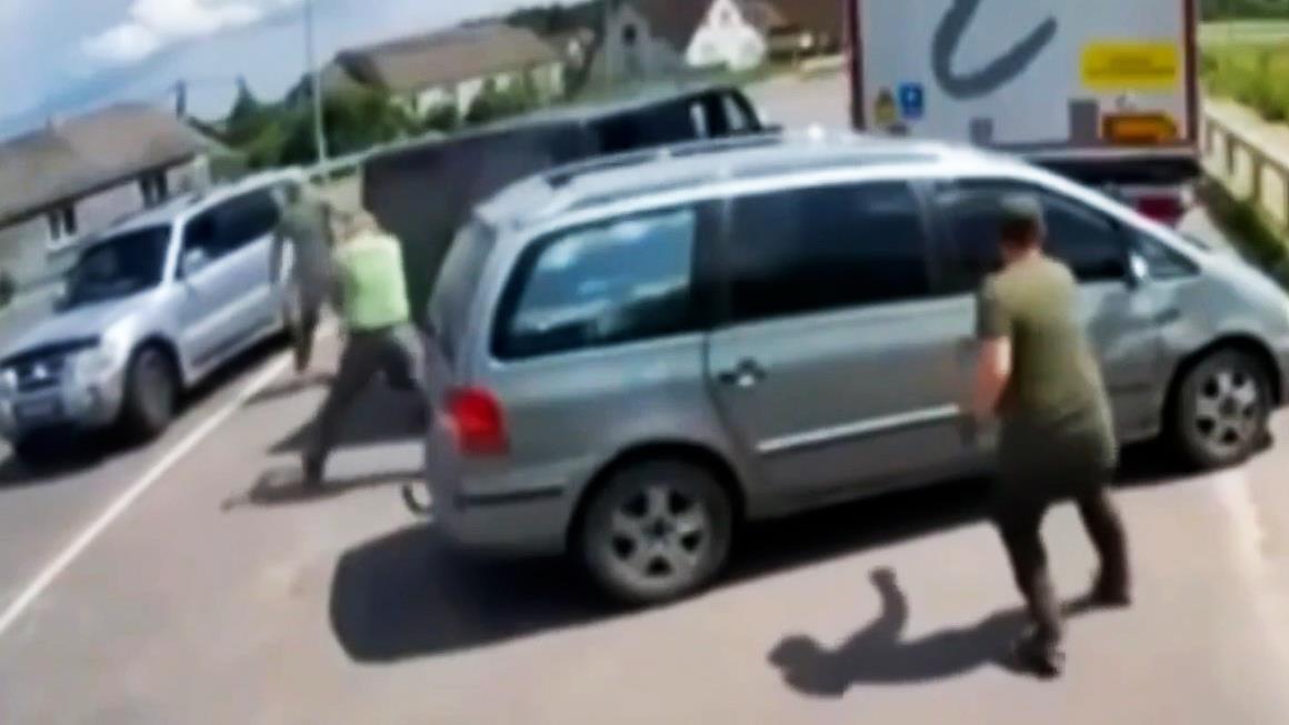 На Украине мужчина отбился от сотрудников ТЦК лопатой: видео