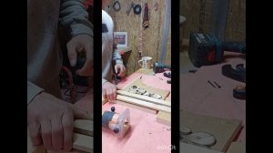 Разделочная доска с применением эпоксидной смолы и спилов дерева