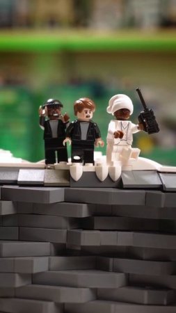 Фанат «Разделения» сделал LEGO-инсталляцию по сериалу.