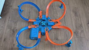 Трек Hot Wheels Перекрестное столкновение и 32 машинки Хот Вилс